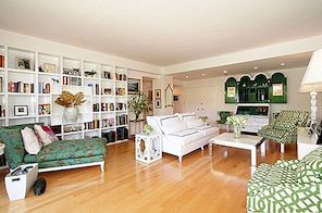 En mysig Los Angeles lägenhet med en grön eklektisk inredning