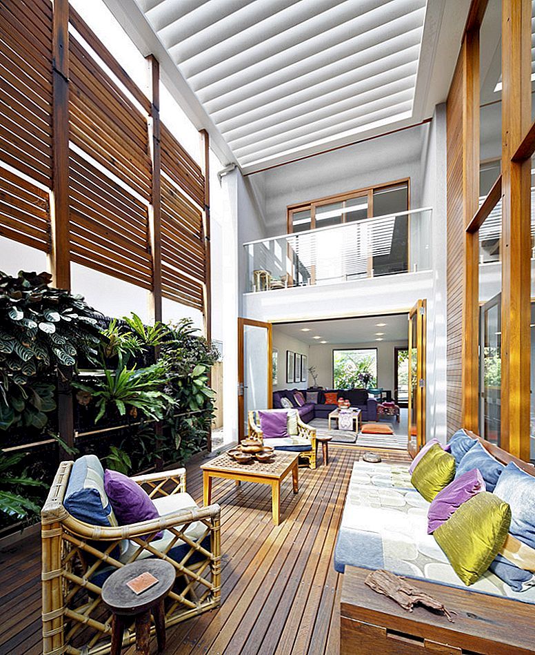 Een weelderig Sydney Eco-huis rond een woonkamer