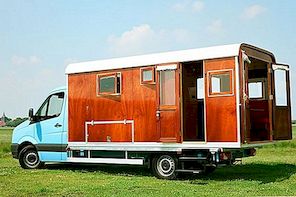 Een stacaravan met een houten buitenkant en een retro-look