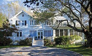 Een herontworpen historisch huis in East Hampton met een modern en elegant interieur
