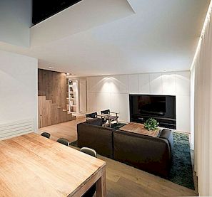 Een eenvoudig en elegant huis met een houten volume