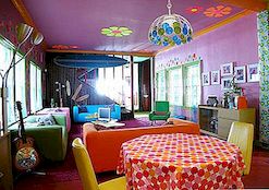 Όμορφο, πολύχρωμο εσωτερικό σπίτι στην παραλία της Σάντα Μόνικα