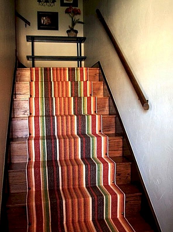 Innred trappen din med stripet teppe