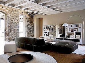 Interiér domu navržený v Lombardii, Itálie