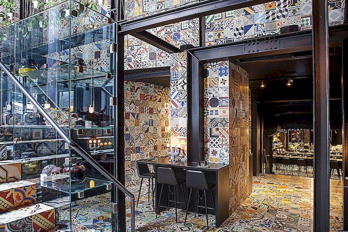 Hoe een donkere kelder werd een flamboyant restaurant met een kleurrijk interieur