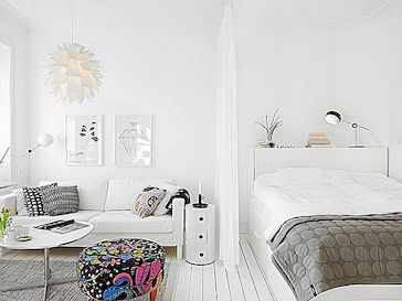 Hur man dekorerar runt sängen i en liten lägenhet