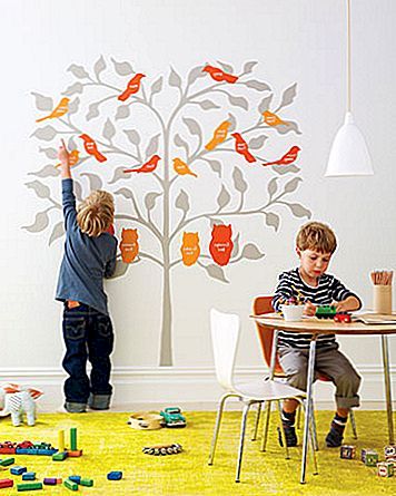 Làm thế nào để trang trí phòng trẻ em với một cây gia đình