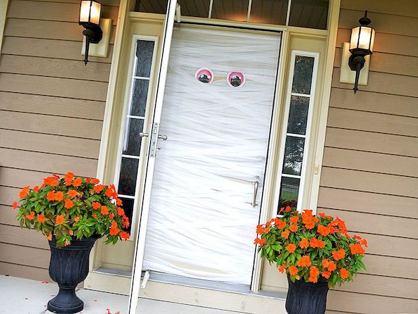 Hoe je je voordeur er griezelig uit laat zien. Deze Halloween