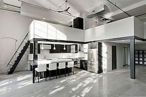 Moderna bivalna / pisarniška pisarna z minimalistično črno-belo notranjostjo