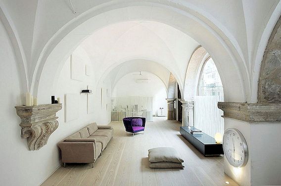 Moderni restaurirani bijeli interijer od strane MINIM Interior Design Studio