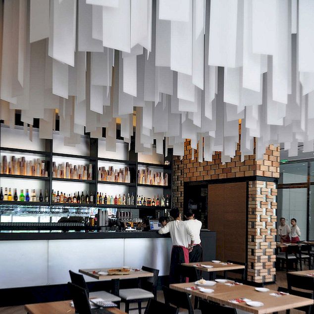 Restaurace s úchvatným stropním designem
