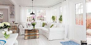 Romantický interiér v chalupě s jednoduchými barvami a severským šarmem