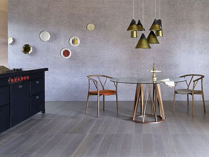 Kuchyňské stoly s kulatým sklem, které vytvářejí stylový dojem