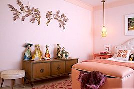 Sofistikerat sovrum med en rosa inredning