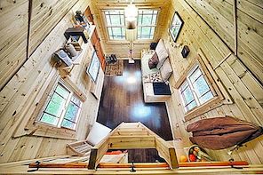 Het Tiny Tack House - een houten stacaravan gebouwd op een trailer