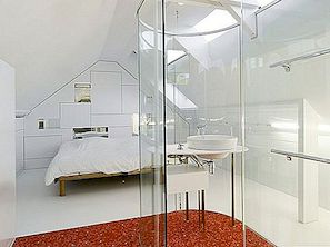 Transparentní podkrovní ložnice v Belgii