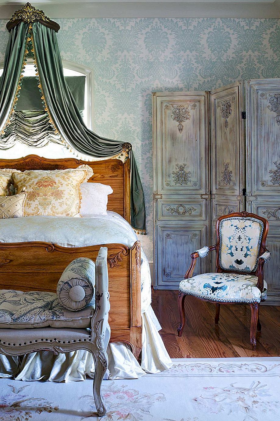 Cestujte do Paříže v těchto 10 ložnicích
