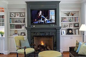 Koka kamīna mantels - mājīgs interjeru elements dzīvojamā istabā