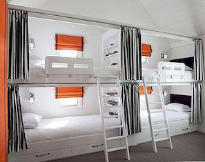 22 stapelbedden voor vier, een ruimtebesparende oplossing voor gedeelde slaapkamers