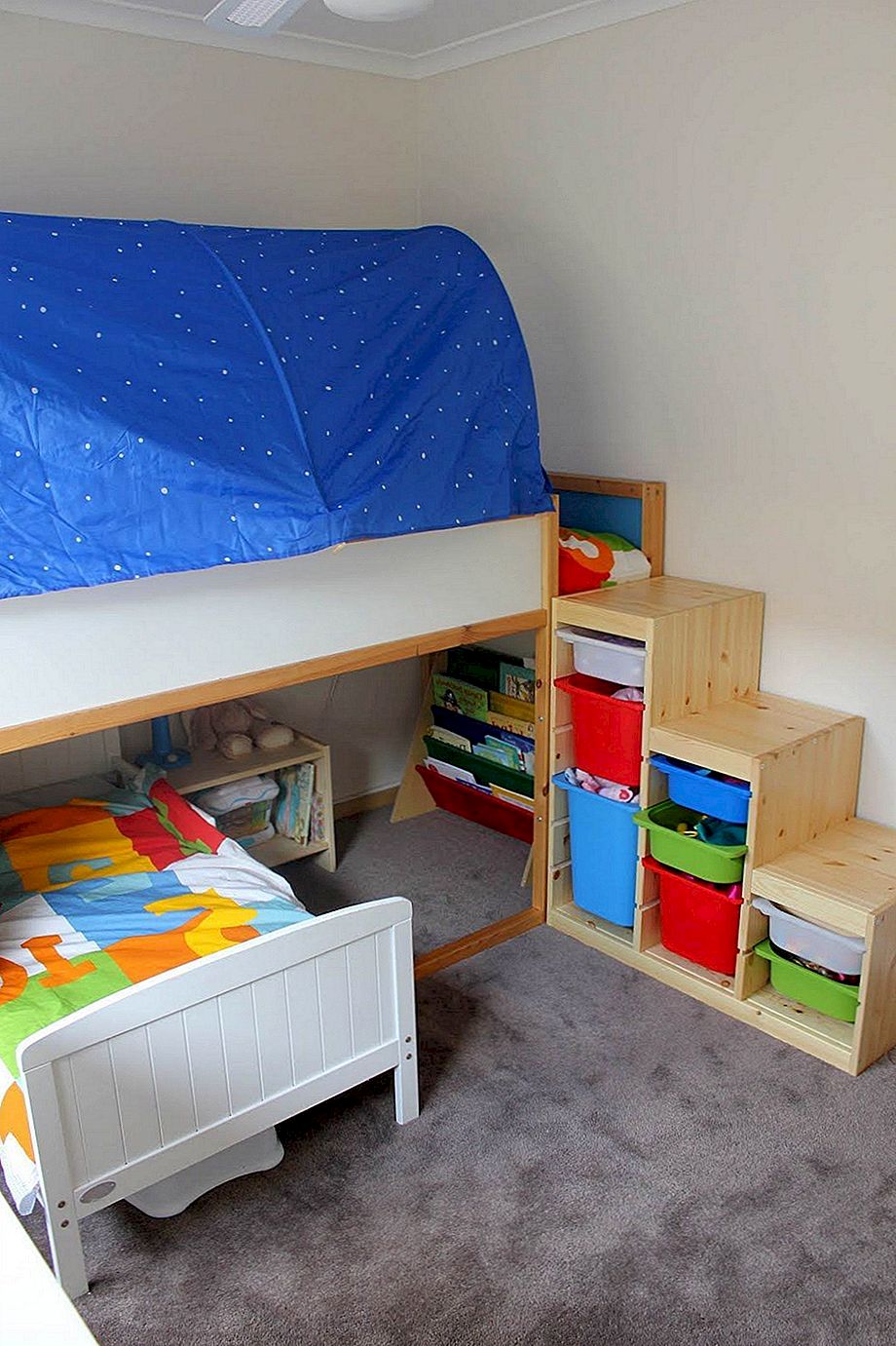 Μικρά κρεβάτια κουκέτα που μετατρέπουν την κρεβατοκάμαρα σε παιδική χαρά