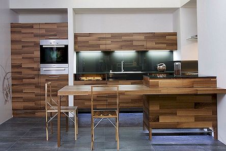 美丽的厨房设计在木材与大胆的玻璃添加由Mateja Cukala