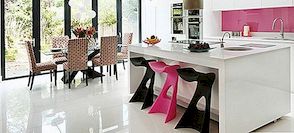 Suvremena ružičasta kuhinja s privlačnim dizajnom