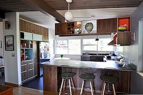 Elegantní midcentury moderních návrhů kuchyňských interiérů