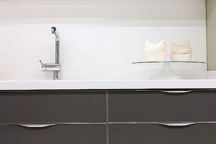Elegantní vlnitá rukojeť pro minimalistické moderní kuchyně