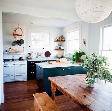 Gå halfsies i ditt kök med tvåfärgade skåp