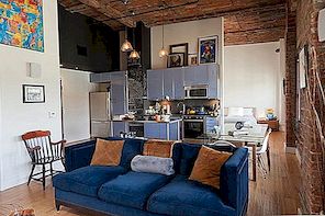 Moderní světle modrá loftová kuchyně v Los Angeles