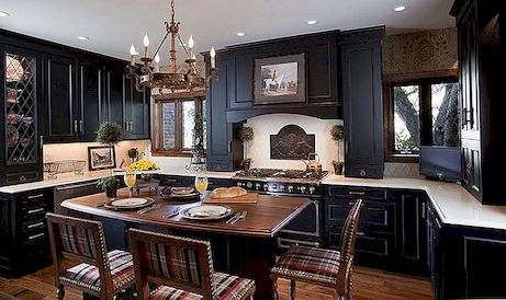 Ena barva ustreza večini: črne kuhinjske omare