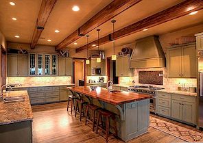 Rustikální a pozvat kuchyně představovat vystavené stropní nosníky