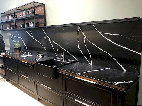 Sofistikert kjøkkendesign med svarte benkeplater
