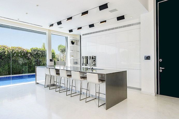 Bílé kuchyňské skříně - dokonalé pozadí pro elegantní dekor