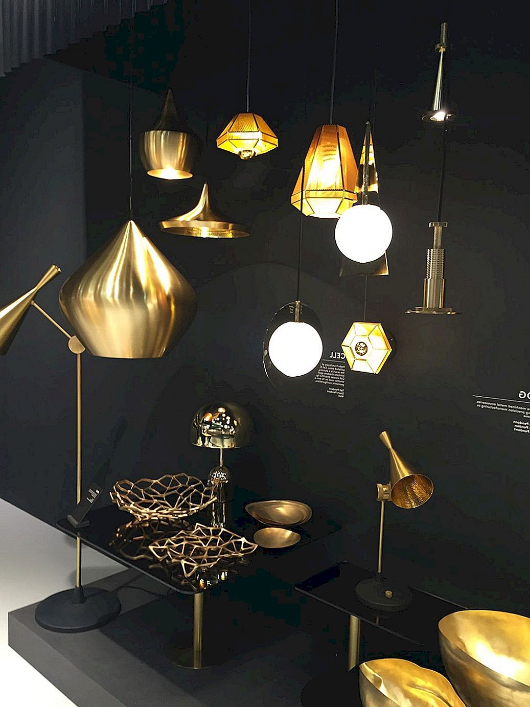 Brass Light Fixtures stjäla all uppmärksamhet med deras gyllene charm