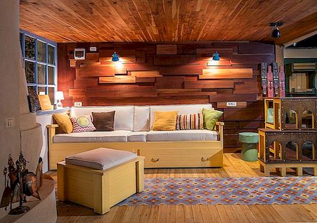 Nhà để xe Rumani đơn giản biến thành không gian sảnh khách ấm cúng