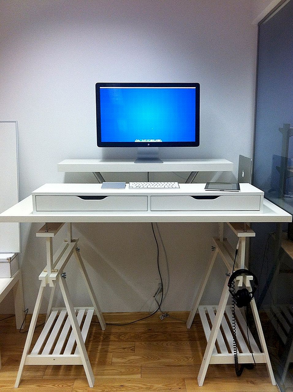 10 IKEA Permanent Desk-hacks met ergonomisch aantrekkelijk uiterlijk