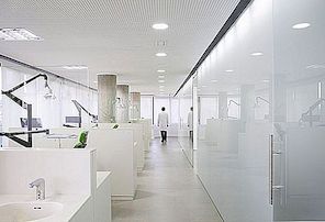 Očistite dizajn interijera unutarnjeg stomatološkog ureda u Španjolskoj