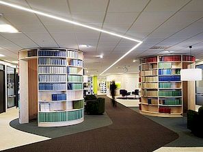 Znovuvybavené kanceláře Svensk Travsport, nyní s barevným a dynamickým interiérem