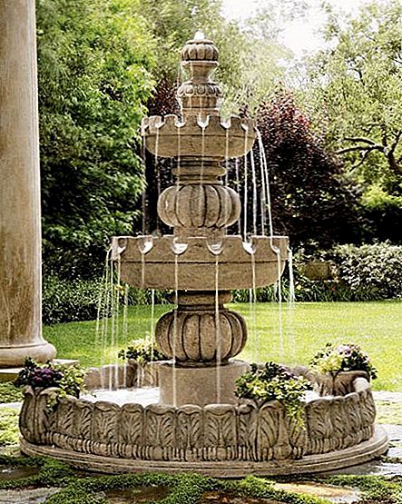 Umjetnička trostupanjska "Castle" fontana
