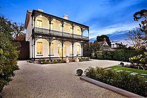 Renovuotas Viktorijos laikų namas Melbourne. Jame yra kiemo baseinas