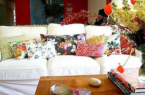 Một sự kết hợp đơn giản và vô hạn phong cách: Sofa trắng và gối đầy màu sắc