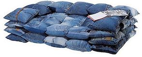 Pohovka vyrobená z recyklovaných džín