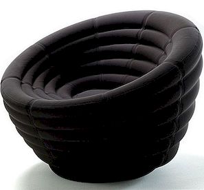 Όμορφη μαύρη πολυθρόνα