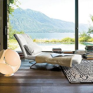 Moderne indoor chaise lounges nodigen u uit om achterover te leunen en te ontspannen